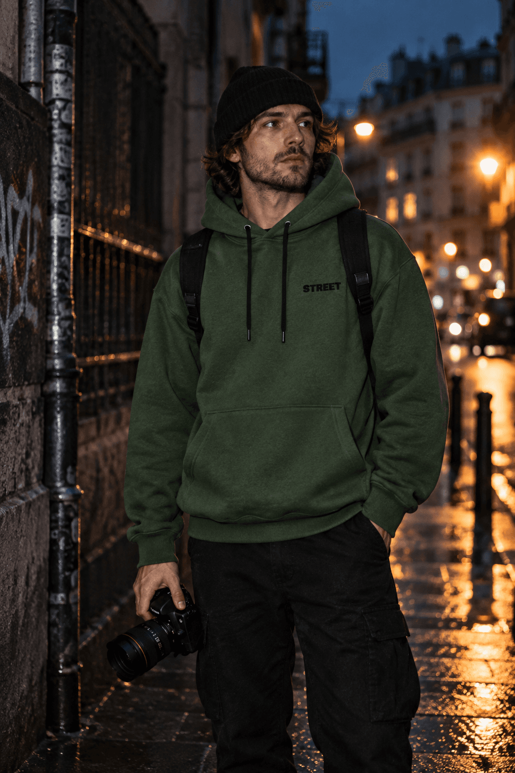 Street-Fotograf im grünen STREET Hoodie bei Nacht
