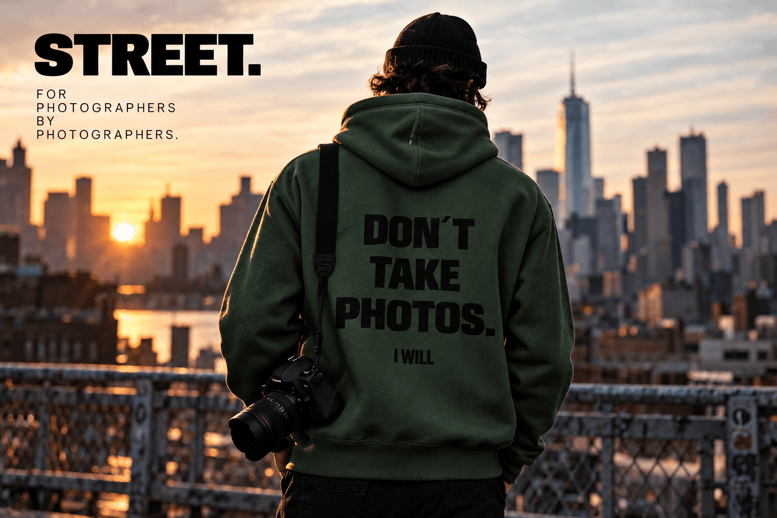 Fotograf im STREET Hoodie auf einem Dach bei Sonnenuntergang