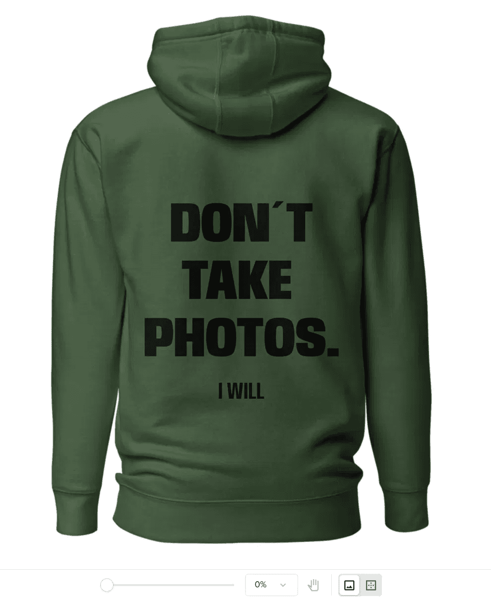 Rückseite des waldgrünen STREET Hoodies mit schwarzem Statement-Print