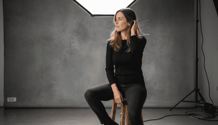 Sesión fotográfica de una mujer posando en un estudio en Palma