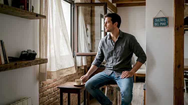 Modelo masculino posa relajado durante una sesión de retrato