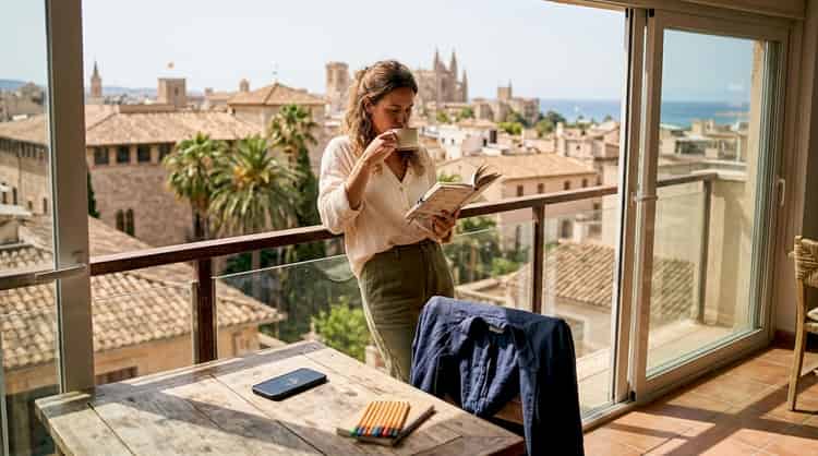 Profesional disfrutando de unas vistas espectaculares a Mallorca desde su balcón