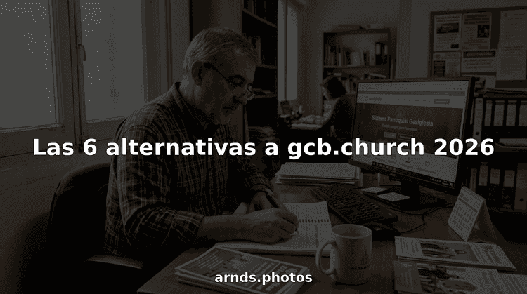 Hombre sentado en su escritorio analizando diferentes opciones de software para la gestión de su iglesia.